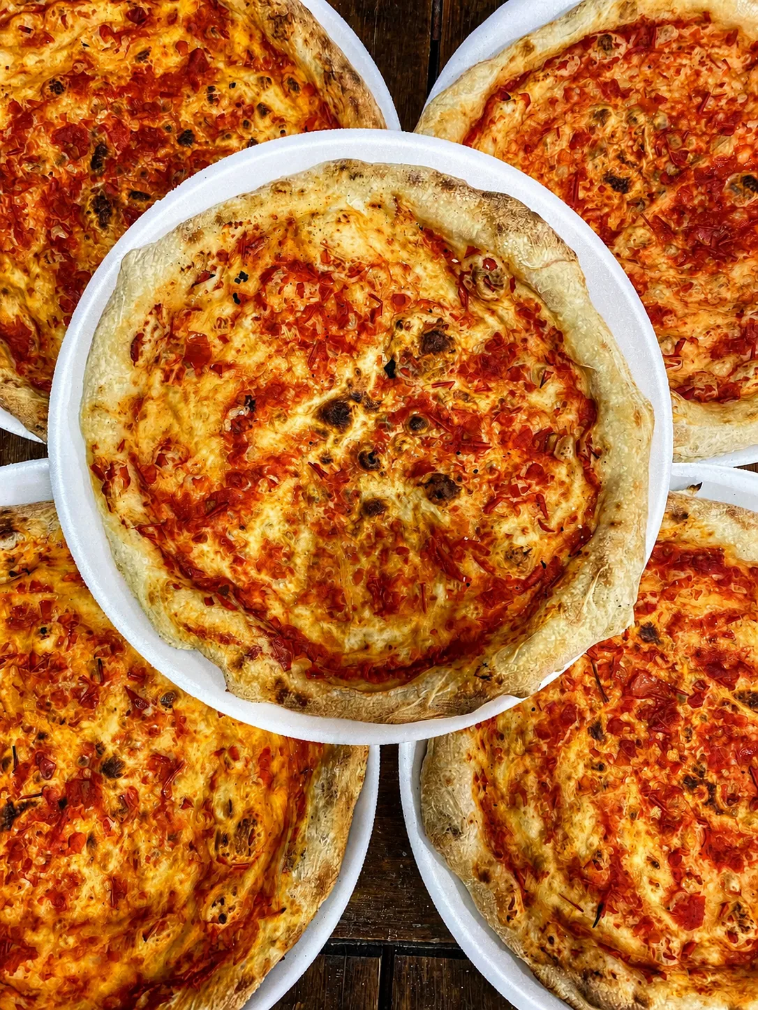 Varias pizzas KoPizza recién salidas del horno